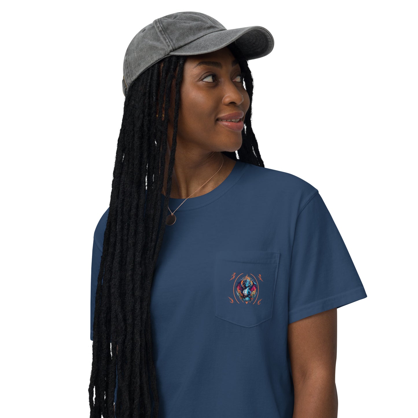Camiseta garment dyed com bolso unissex